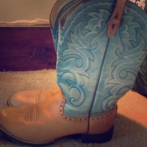 Ariat women’s round toe boots 10